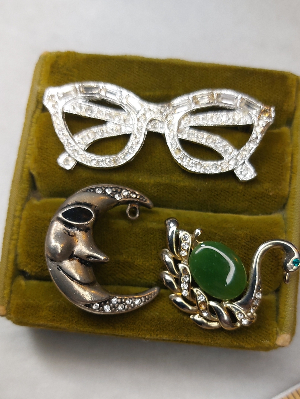 Lot 3 Pins Brooch With Missing Or Dark Stones Swan Moon Eyeglasses